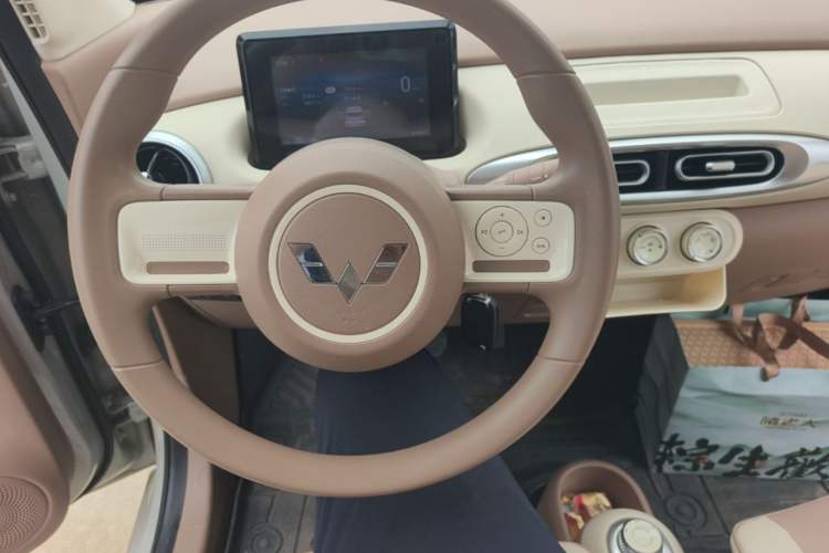 Used Wuling Hongguang MINIEV 2025 Four-Door Version Advanced Edition Center Console