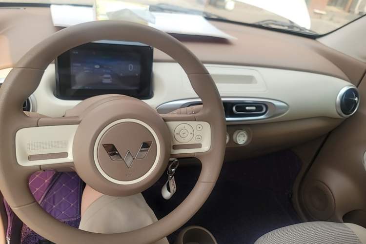 Used Wuling Hongguang MINIEV 2025 Four-Door Version Advanced Edition Center Console