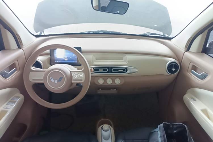 Used Wuling Hongguang MINIEV 2025 Four-Door Version Advanced Edition Center Console