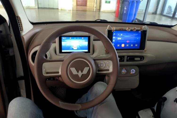 Used Wuling Hongguang MINIEV 2025 Four-Door Version Zhenxiang+ Edition Center Console