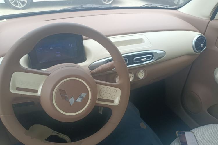 Used Wuling Hongguang MINIEV 2025 Four-Door Version Advanced Edition Center Console