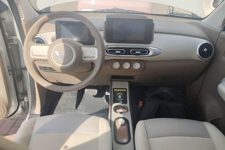 Used Wuling Hongguang MINIEV 2025 Four-Door Version Zhenxiang+ Edition Center Console