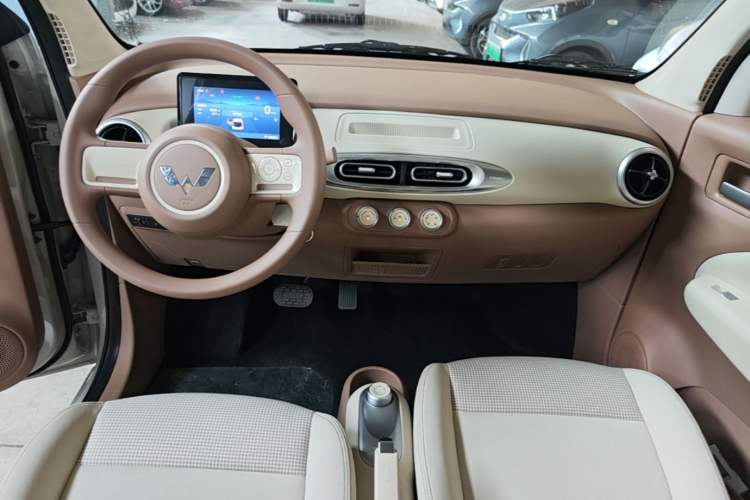 Used Wuling Hongguang MINIEV 2025 Four-Door Version Advanced Edition Center Console