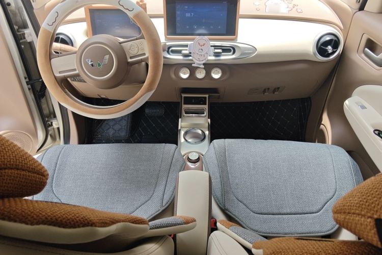 Used Wuling Hongguang MINIEV 2025 Four-Door Version Zhenxiang+ Edition Center Console