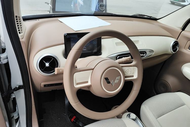Used Wuling Hongguang MINIEV 2025 Four-Door Version Advanced Edition Center Console