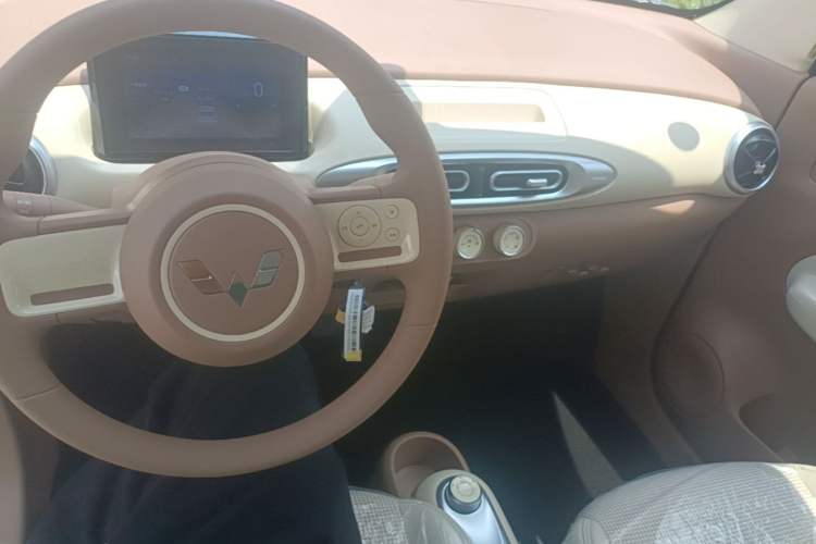 Used Wuling Hongguang MINIEV 2025 Four-Door Version Advanced Edition Center Console