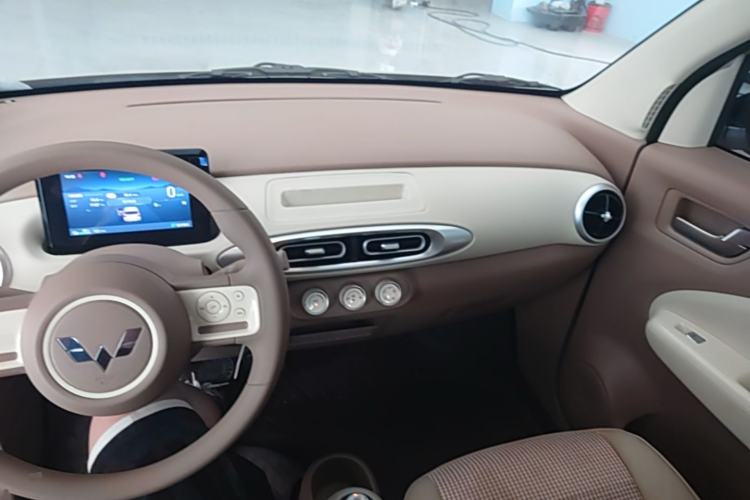 Used Wuling Hongguang MINIEV 2025 Four-Door Version Advanced Edition Center Console