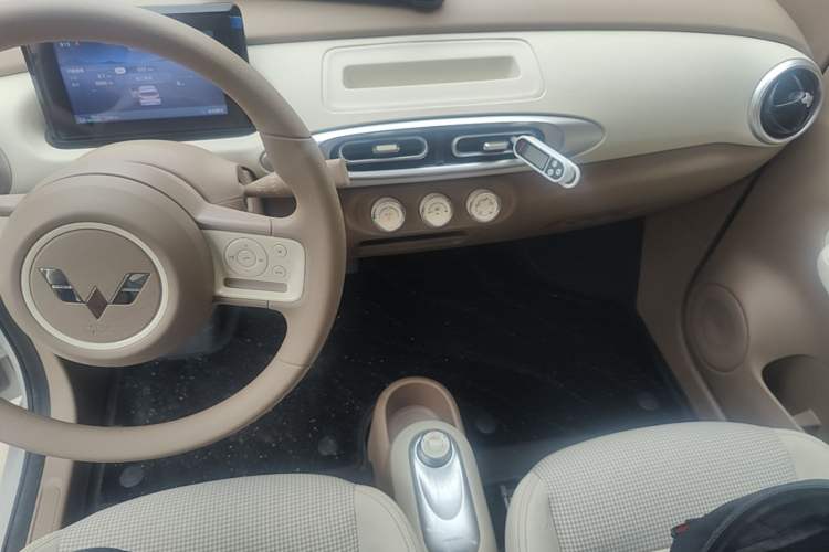 Used Wuling Hongguang MINIEV 2025 Four-Door Version Advanced Edition Center Console