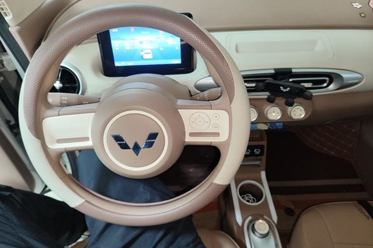 Used Wuling Hongguang MINIEV 2025 Four-Door Version Advanced Edition Center Console