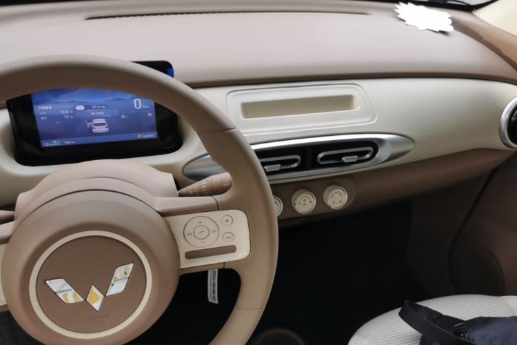 Used Wuling Hongguang MINIEV 2025 Four-Door Version Advanced Edition Center Console