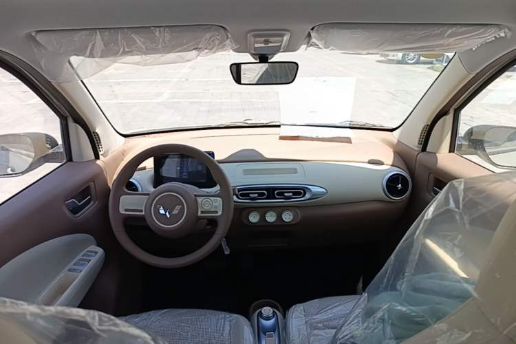 Used Wuling Hongguang MINIEV 2025 Four-Door Version Advanced Edition Center Console