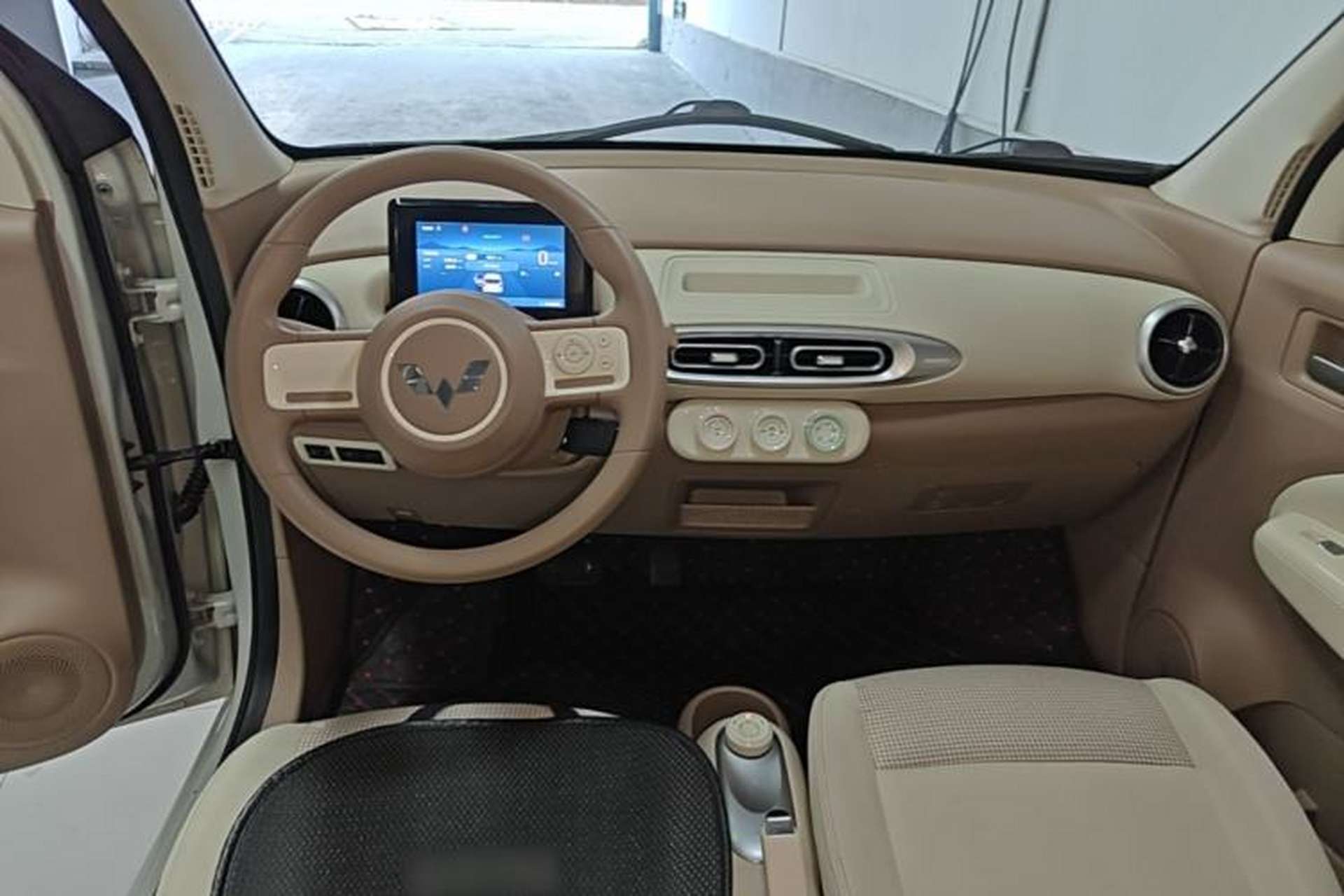 Used Wuling Hongguang MINIEV 2025 Four-Door Version Advanced Edition Center Console