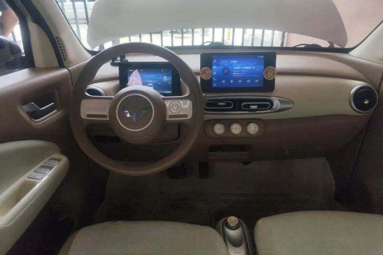 Used Wuling Hongguang MINIEV 2025 Four-Door Version Zhenxiang+ Edition Center Console