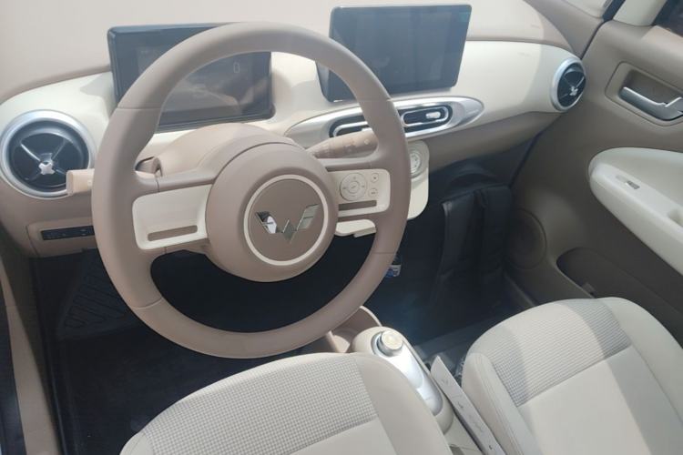 Used Wuling Hongguang MINIEV 2025 Four-Door Version Zhenxiang+ Edition Center Console