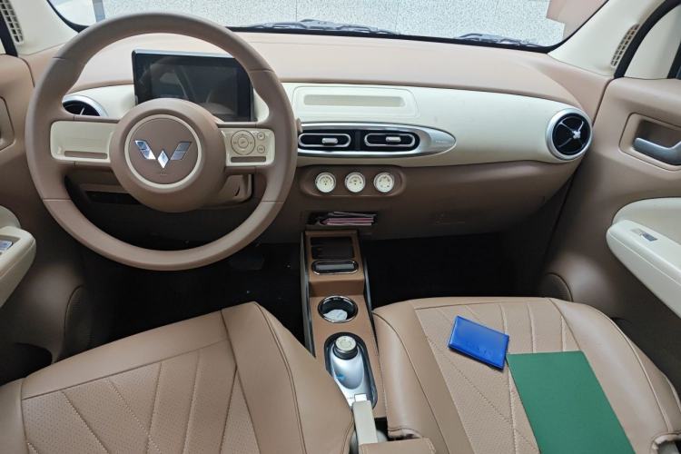 Used Wuling Hongguang MINIEV 2025 Four-Door Version Advanced Edition Center Console