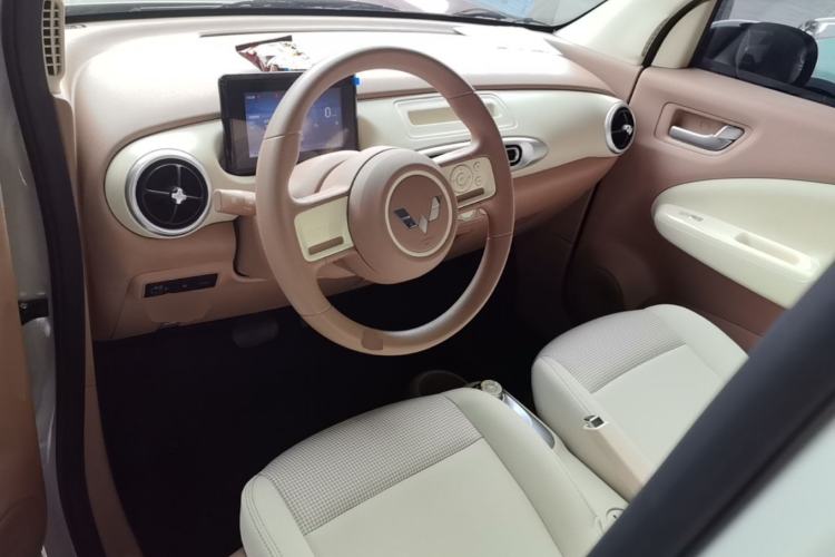 Used Wuling Hongguang MINIEV 2025 Four-Door Version Advanced Edition Center Console