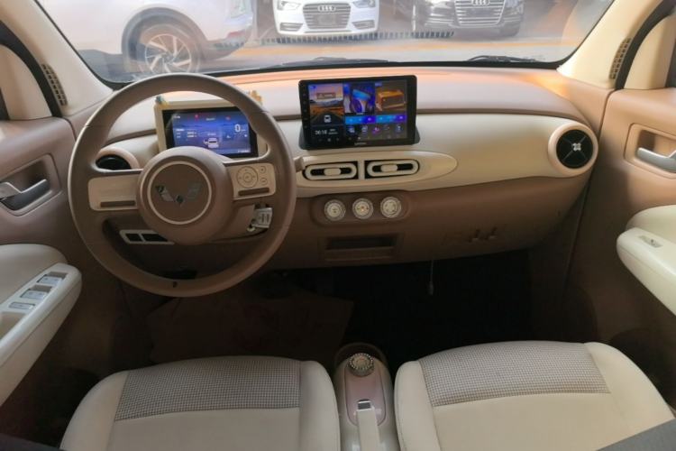 Used Wuling Hongguang MINIEV 2025 Four-Door Version Advanced Edition Center Console
