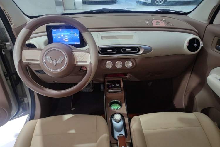 Used Wuling Hongguang MINIEV 2025 Four-Door Version Advanced Edition Center Console