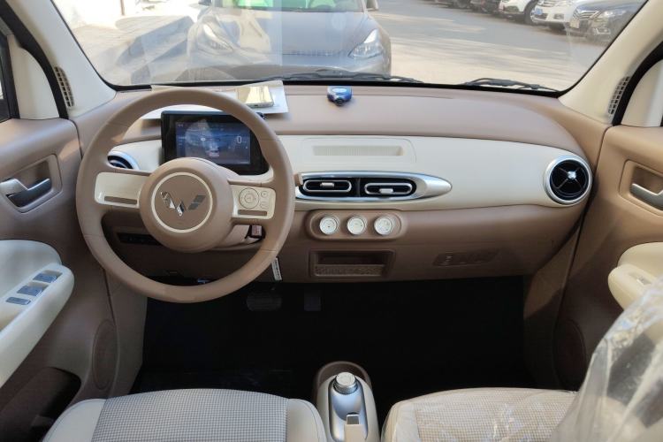 Used Wuling Hongguang MINIEV 2025 Four-Door Version Advanced Edition Center Console