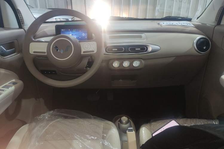 Used Wuling Hongguang MINIEV 2025 Four-Door Version Advanced Edition Center Console