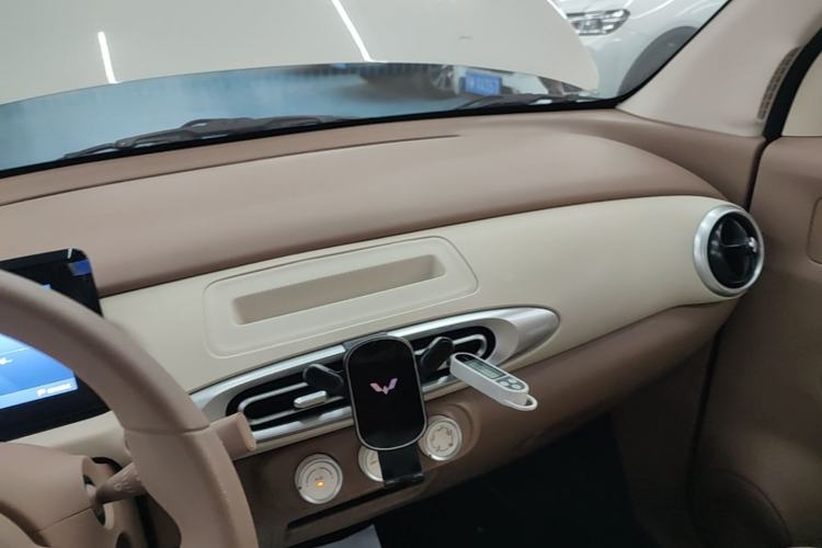 Used Wuling Hongguang MINIEV 2025 Four-Door Version Advanced Edition Center Console