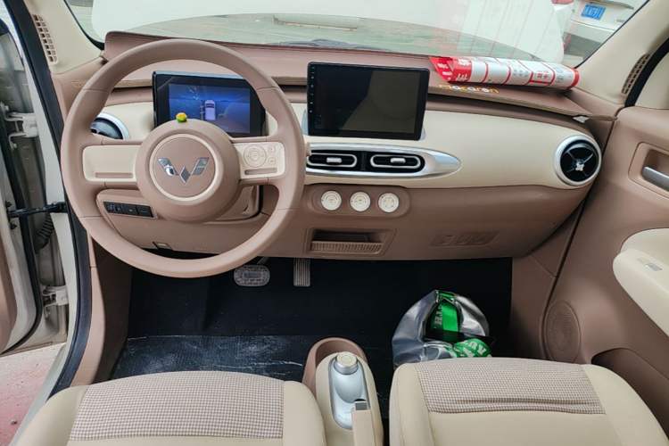 Used Wuling Hongguang MINIEV 2025 Four-Door Version Advanced Edition Center Console