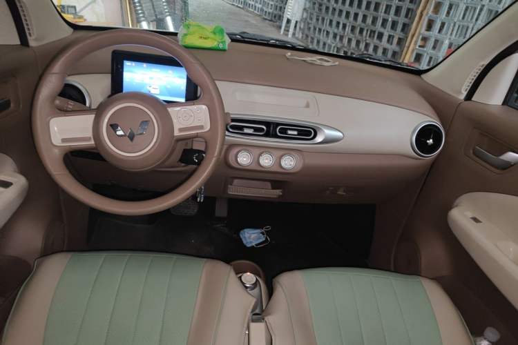 Used Wuling Hongguang MINIEV 2025 Four-Door Version Advanced Edition Center Console