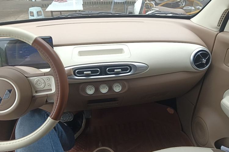 Used Wuling Hongguang MINIEV 2025 Four-Door Version Advanced Edition Center Console