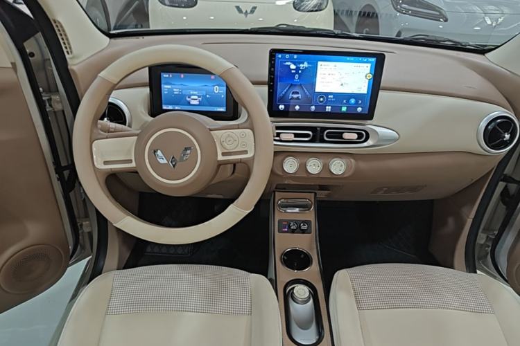 Used Wuling Hongguang MINIEV 2025 Four-Door Version Zhenxiang+ Edition Center Console