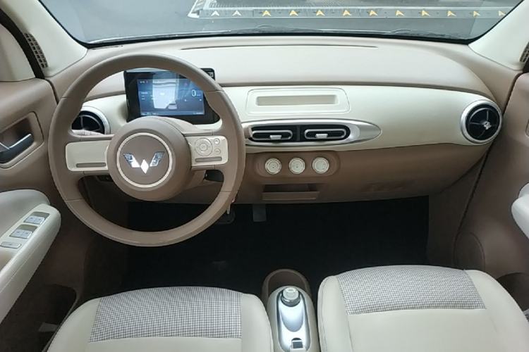 Used Wuling Hongguang MINIEV 2025 Four-Door Version Advanced Edition Center Console