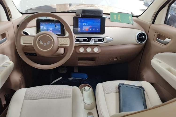 Used Wuling Hongguang MINIEV 2025 Four-Door Version Zhenxiang+ Edition Center Console