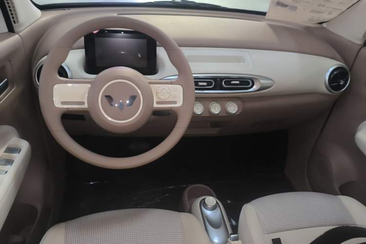 Used Wuling Hongguang MINIEV 2025 Four-Door Version Advanced Edition Center Console