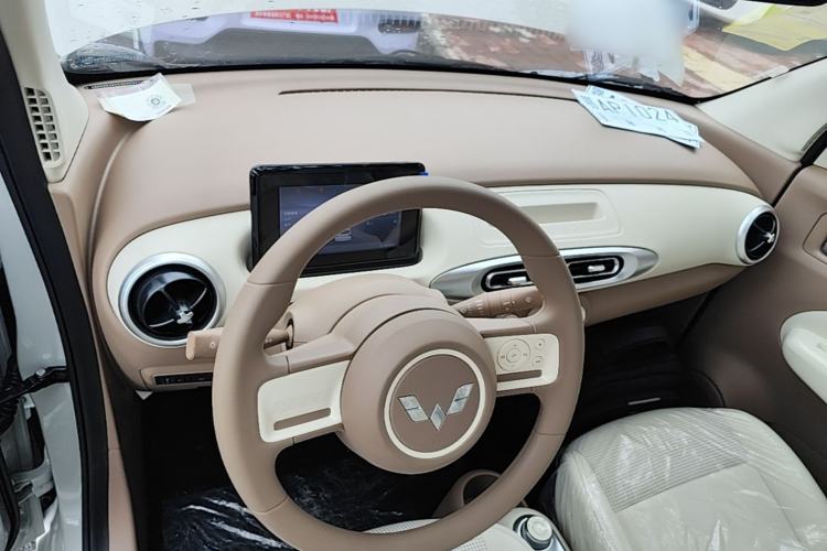 Used Wuling Hongguang MINIEV 2025 Four-Door Version Advanced Edition Center Console
