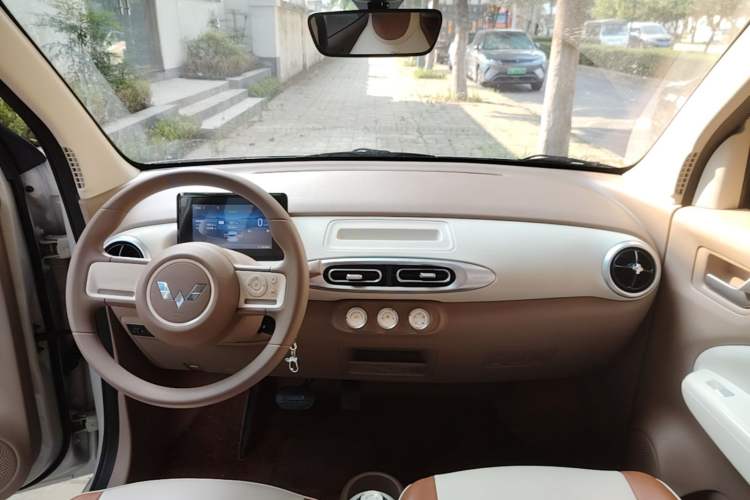 Used Wuling Hongguang MINIEV 2025 Four-Door Version Advanced Edition Center Console