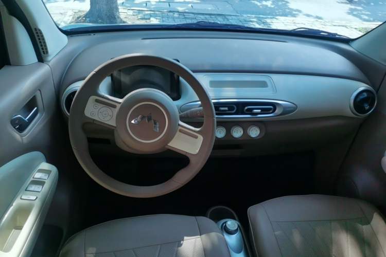 Used Wuling Hongguang MINIEV 2025 Four-Door Version Advanced Edition Center Console