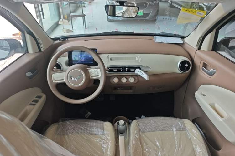 Used Wuling Hongguang MINIEV 2025 Four-Door Version Advanced Edition Center Console