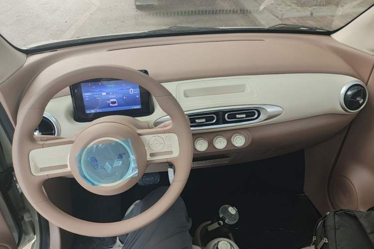 Used Wuling Hongguang MINIEV 2025 Four-Door Version Advanced Edition Center Console