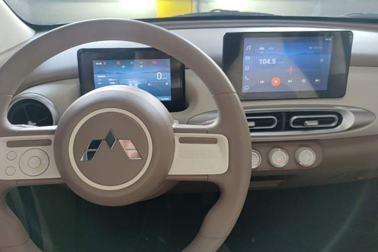 Used Wuling Hongguang MINIEV 2025 Four-Door Version Zhenxiang+ Edition Center Console