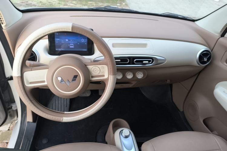 Used Wuling Hongguang MINIEV 2025 Four-Door Version Advanced Edition Center Console