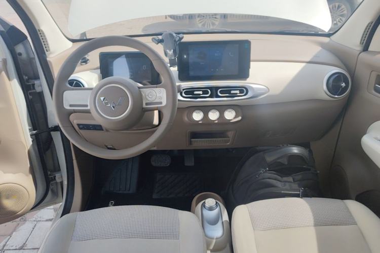 Used Wuling Hongguang MINIEV 2025 Four-Door Version Zhenxiang+ Edition Center Console
