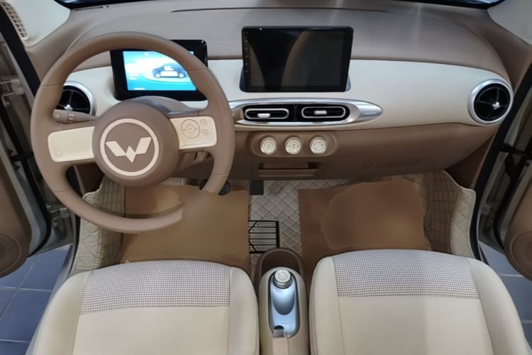 Used Wuling Hongguang MINIEV 2025 Four-Door Version Advanced Edition Center Console