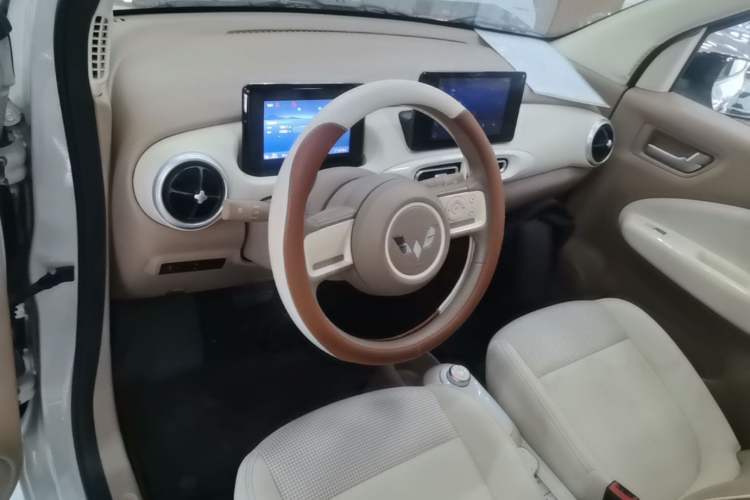 Used Wuling Hongguang MINIEV 2025 Four-Door Version Zhenxiang+ Edition Center Console