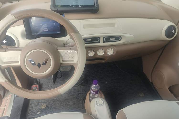 Used Wuling Hongguang MINIEV 2025 Four-Door Version Advanced Edition Center Console