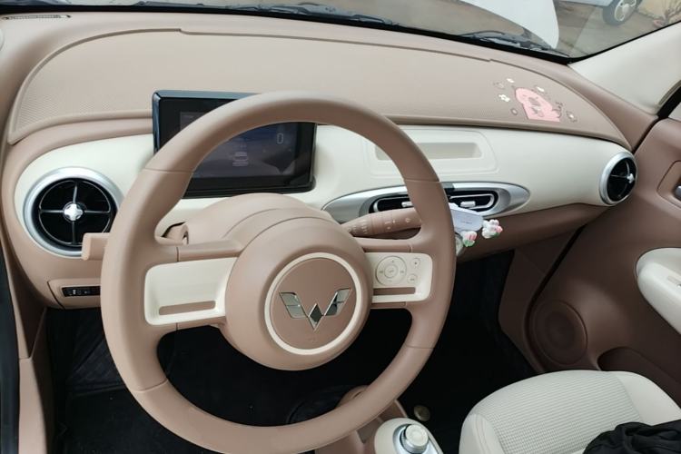 Used Wuling Hongguang MINIEV 2025 Four-Door Version Advanced Edition Center Console