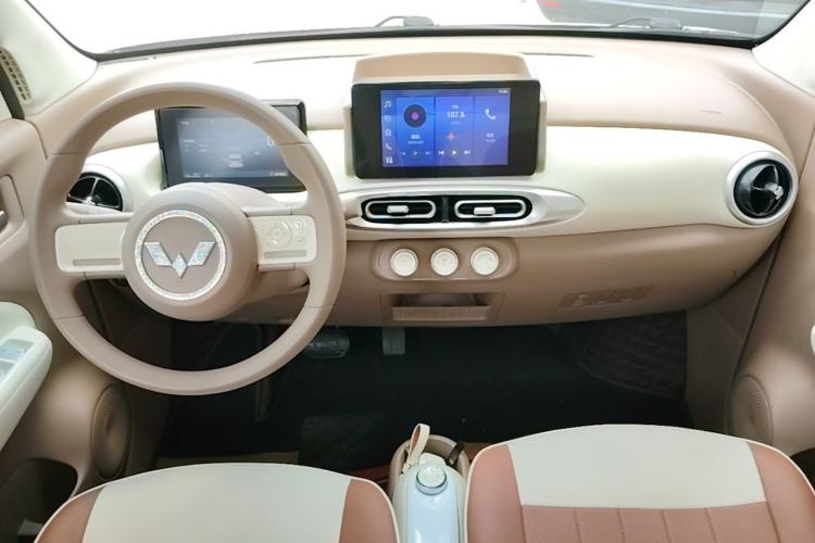 Used Wuling Hongguang MINIEV 2025 Four-Door Version Zhenxiang+ Edition Center Console