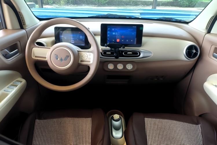 Used Wuling Hongguang MINIEV 2025 Four-Door Version Zhenxiang+ Edition Center Console