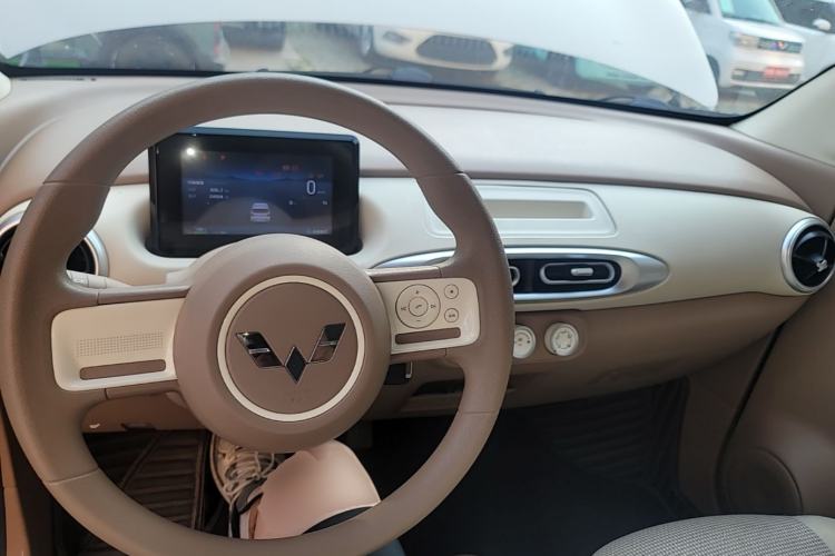 Used Wuling Hongguang MINIEV 2025 Four-Door Version Advanced Edition Center Console