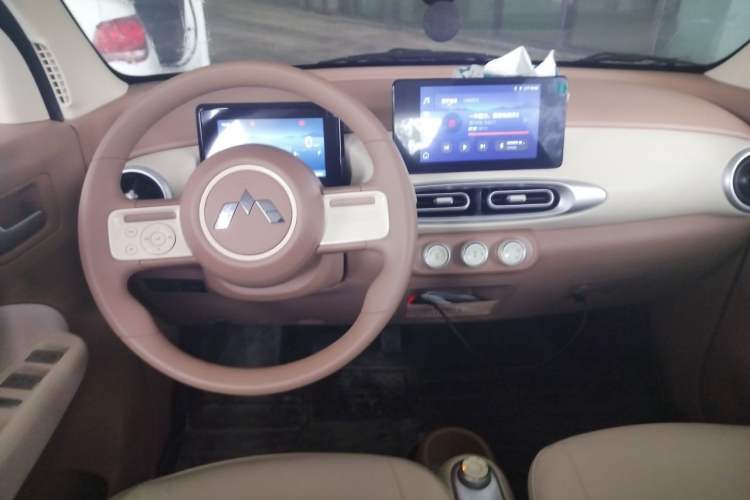 Used Wuling Hongguang MINIEV 2025 Four-Door Version Zhenxiang+ Edition Center Console