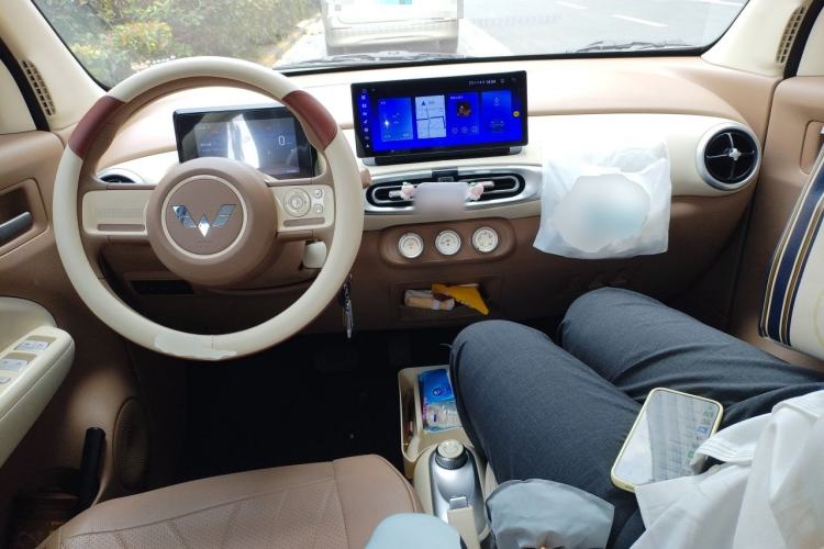Used Wuling Hongguang MINIEV 2025 Four-Door Version Advanced Edition Center Console