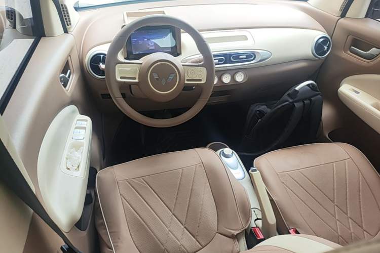 Used Wuling Hongguang MINIEV 2025 Four-Door Version Advanced Edition Center Console